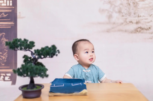 郯城怀孕肚子中间凹两边凸